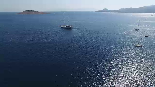 在海中航行的帆船视频素材