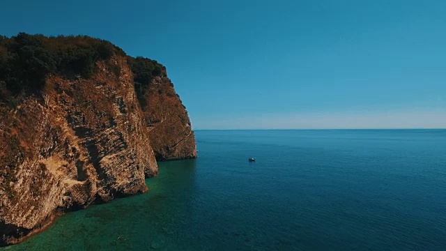 海浪和悬崖的航拍。Sveti Nikola岛岩石海岸无人机镜头视频素材