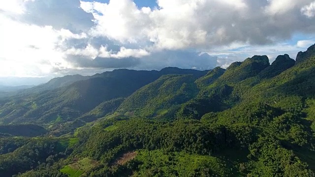 山景和森林鸟瞰图。视频素材