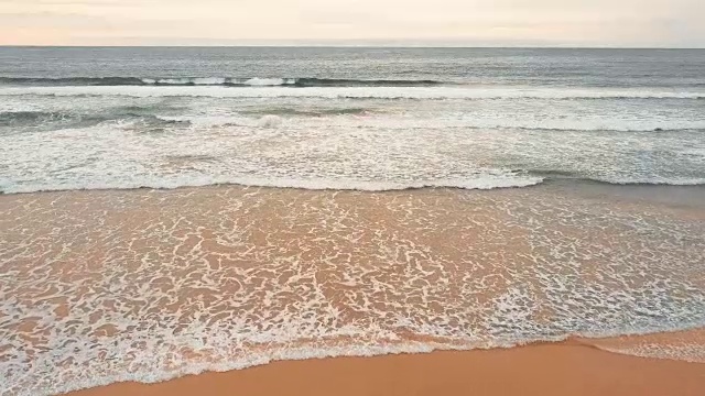 海浪越过沙滩背景视频素材