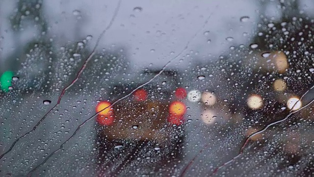 堵车时车的后视镜在下雨视频素材