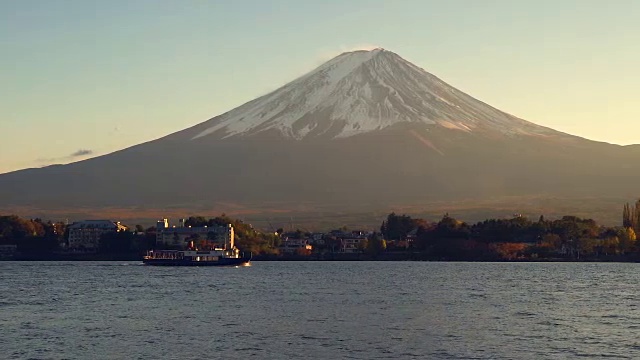 从日本川口町湖眺望富士山视频素材