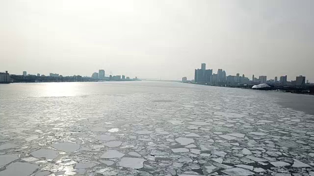 鸟瞰图上的冰流动的底特律河，底特律密歇根视频素材