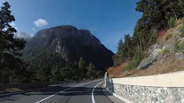 骑摩托车的人在欧洲美丽的风景山路上。第一个人的观点视频素材