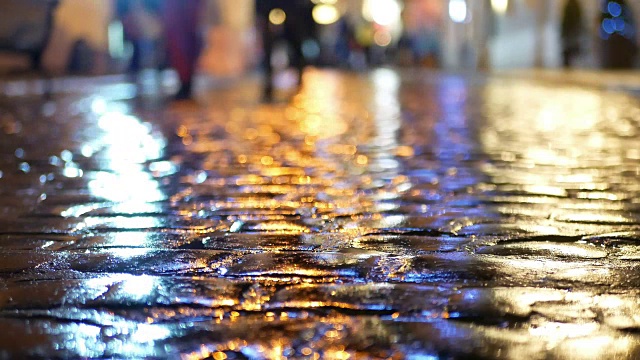 倒影人雨夜视频素材