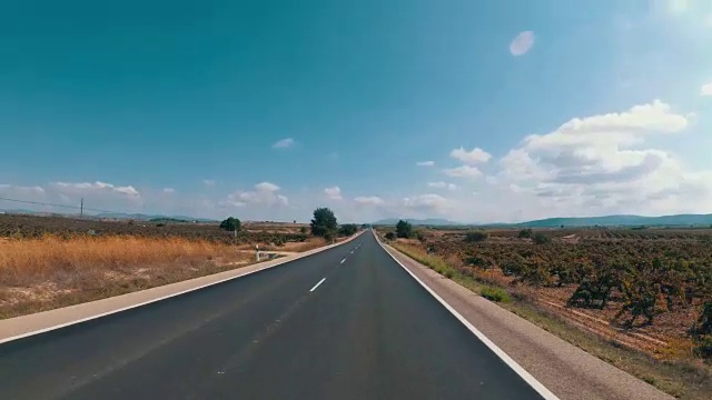 在西班牙，骑摩托车的人在风景优美的沙漠和空旷的道路上。第一个人的观点视频素材