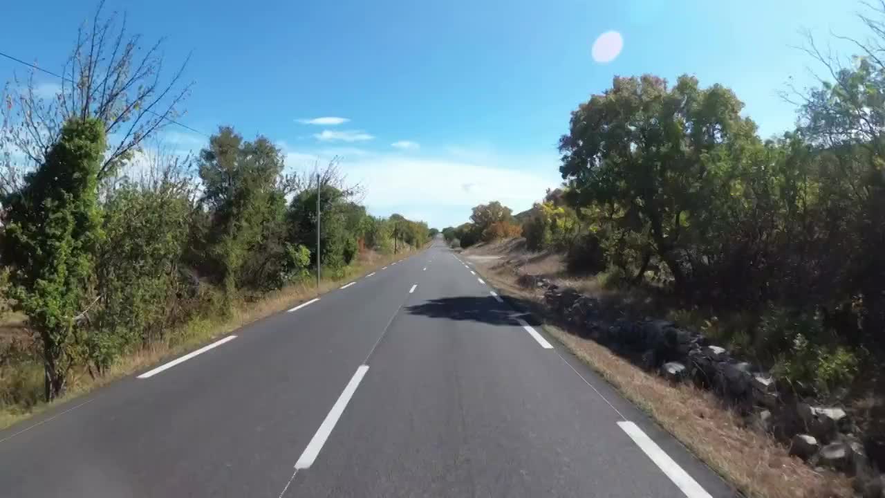 骑摩托车的人在美丽的风景沙漠风景和空旷的道路在西班牙。第一人称视角视频素材