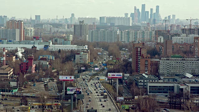 下午在城市的十字路口，车流不绝视频素材