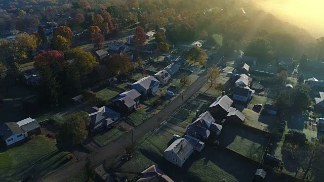 逆晨空中拍摄典型的宾夕法尼亚社区视频素材