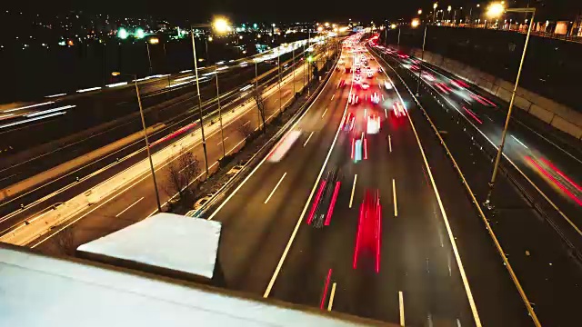 高速公路交通车辆在多车道高速公路上延时行驶视频素材