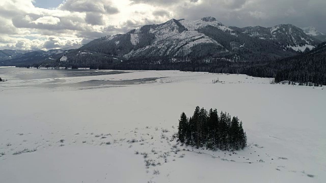 Ice Cold Frozen Lake无人机拍摄于冬季荒野视频素材