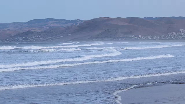 波浪轻轻拍打着海滩视频素材