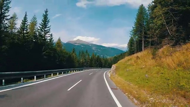 奥地利，骑摩托车的人在风景优美的山路上。第一人称视角视频素材