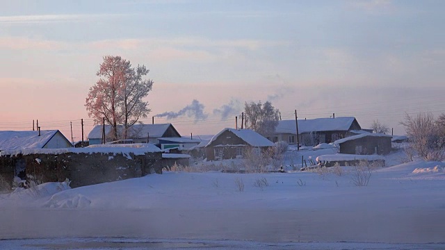 科沙河岸边的俄罗斯阿尔泰村庄塞米列特卡全景视频视频素材