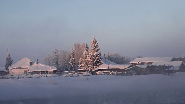 科沙河岸边的俄罗斯阿尔泰村庄塞米列特卡全景视频视频素材