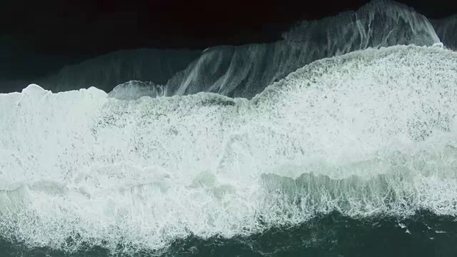 冰岛黑沙滩海浪鸟瞰图视频素材