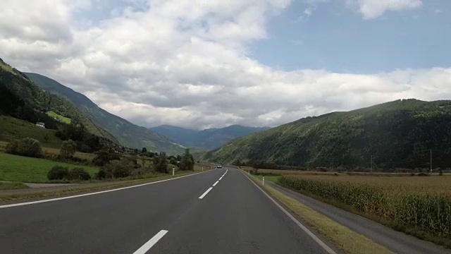 在奥地利，骑摩托车的旅行者在风景优美的山路上骑行视频素材