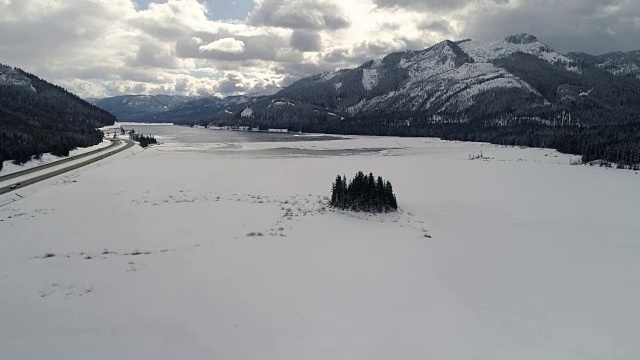 凯echelus湖华盛顿冬季空中雪道视频素材