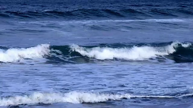 长镜头的海浪打破海岸视频素材