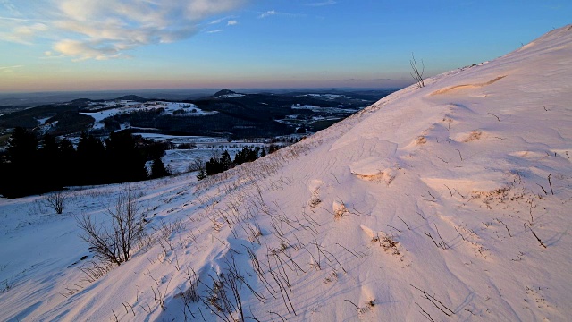 冬季日落的山脉景观，Abtsrodaer Kuppe, Wasserkuppe, Poppenhausen, Rhön山脉，Hesse，德国视频素材