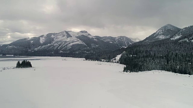 华盛顿荒野中冰雪覆盖的凯斯勒斯湖视频素材