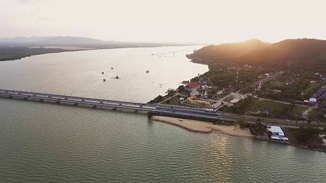 海上桥梁运输的鸟瞰图视频素材