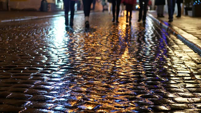 倒影人雨夜视频素材