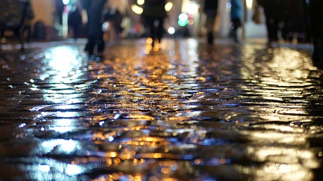 倒影人雨夜视频素材