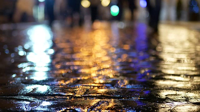 沥青雨人们晚上视频素材