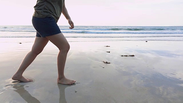 慢动作特写女人的腿跑在海滩上视频素材