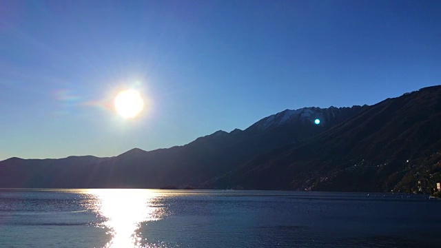 全景在高山湖马焦雷和太阳反射视频素材