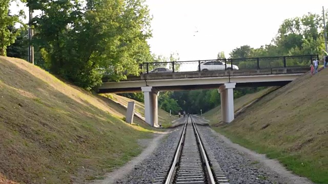 汽车桥横跨铁路。全高清视频水平全景视频素材