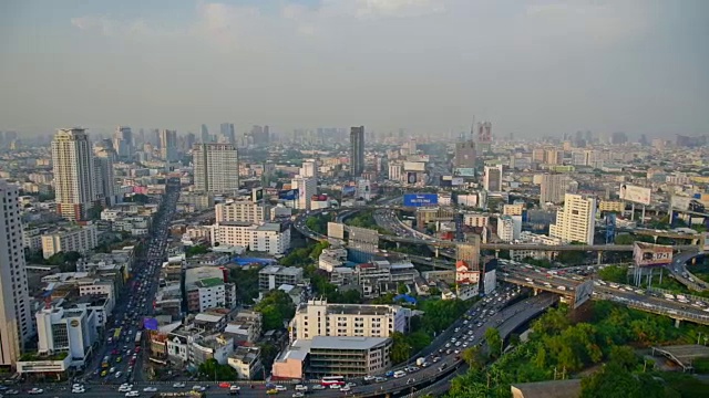 黄昏俯瞰高层建筑的城市商业区全景(泰国曼谷)视频素材