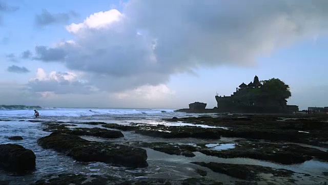 移动云和波浪在塔纳地段的时间流逝视频素材