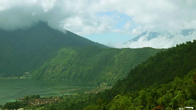 移动云在巴图尔山地区的时间流逝视频素材