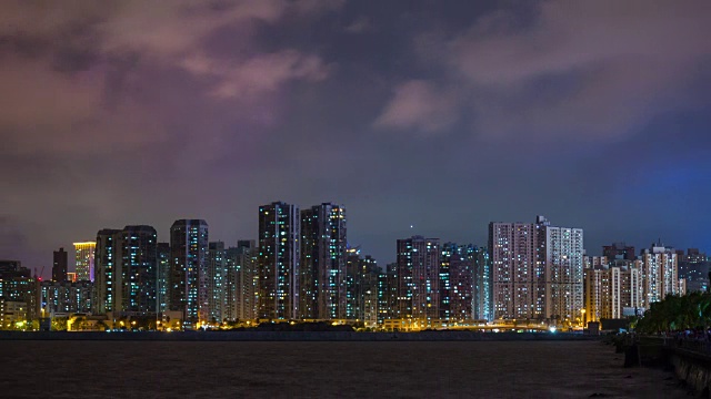 中国夜照亮珠海湾澳门城市景观海岸线全景4k时间视频素材