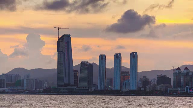 中国日落天空珠海市景湾酒店建设全景4k时间视频素材