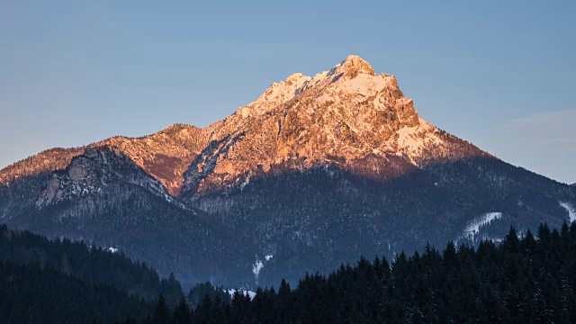 冬季高山山顶上的日落时光流逝视频素材