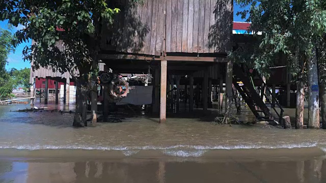 被洪水淹没的房屋下面悬挂着一台机动耕耘机视频素材