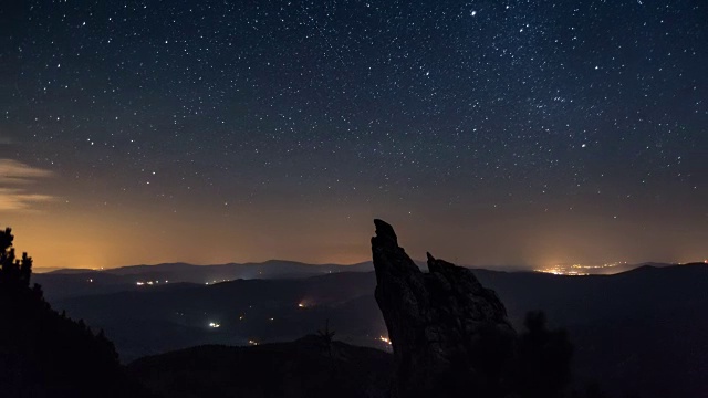 星星在夜空中飞过群山时光流逝视频素材