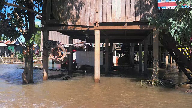 被洪水淹没的房屋下面悬挂着一台机动耕耘机视频素材