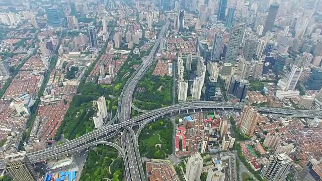 多个高速公路和立交桥尖峰时段交通鸟瞰图/中国上海视频素材