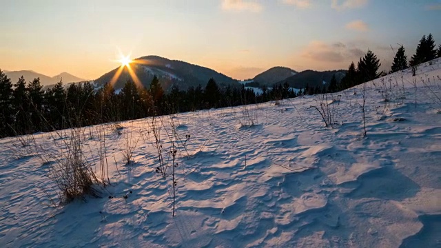 色彩的日落黄昏在下雪的冬天的国家时间流逝多莉拍摄视频素材