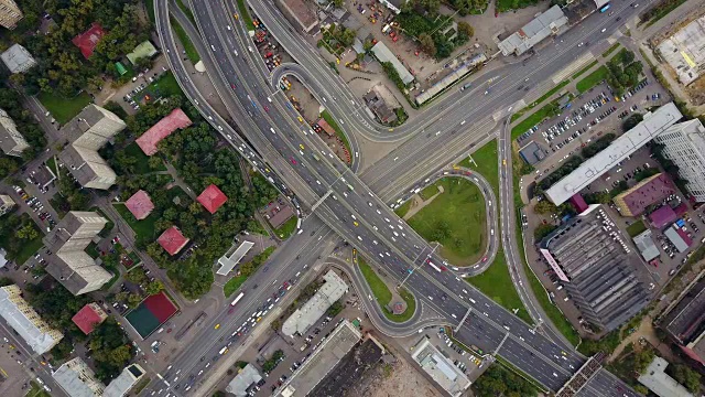 俄罗斯莫斯科市白天交通路口十字路口航拍全景4k视频素材