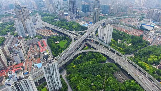 多个高速公路和立交桥尖峰时段交通鸟瞰图/中国上海视频素材