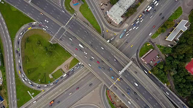 俄罗斯莫斯科市白天交通路口十字路口航拍全景4k视频素材