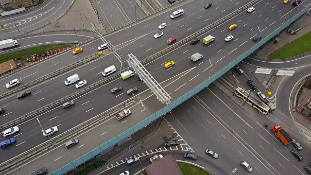 俄罗斯莫斯科白天交通十字路口十字路口道路航拍全景4k视频素材