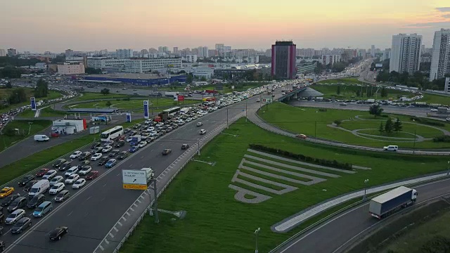 俄罗斯日落时间莫斯科城市交通堵塞路口航拍全景4k视频素材