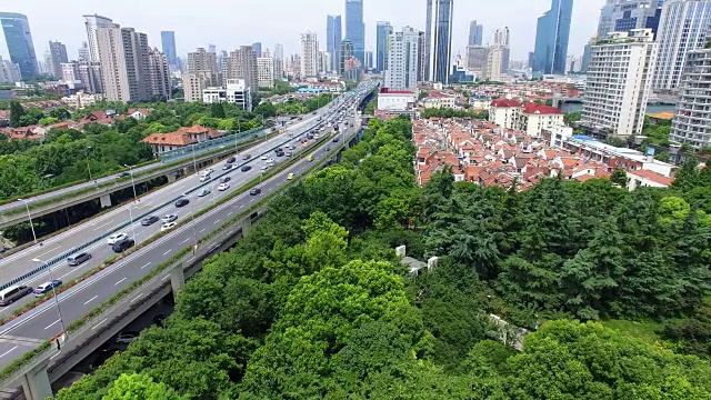 多个高速公路和立交桥尖峰时段交通鸟瞰图/中国上海视频素材