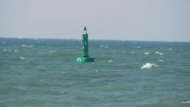 蓝色的浮标在海上波浪上摇摆视频素材